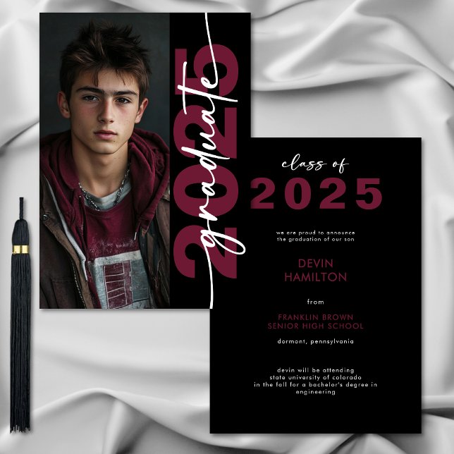 Moderne Gras Maroon Typographie Grad Faire-part (Modern Bold Maroon Typography Grad Announcement)