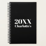 Moderne minimaliste noir blanc nom de l'année<br><div class="desc">Moderne minimaliste noir et blanc année personnalisée et nom planificateur personnalisé. Texte blanc entièrement personnalisable sur arrière - plan noir en couleur unie. Les couleurs sont modifiables.</div>