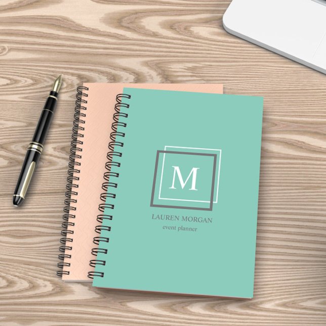 Moderne Pastel Blue Monogram Planificateur personn (Créateur téléchargé)