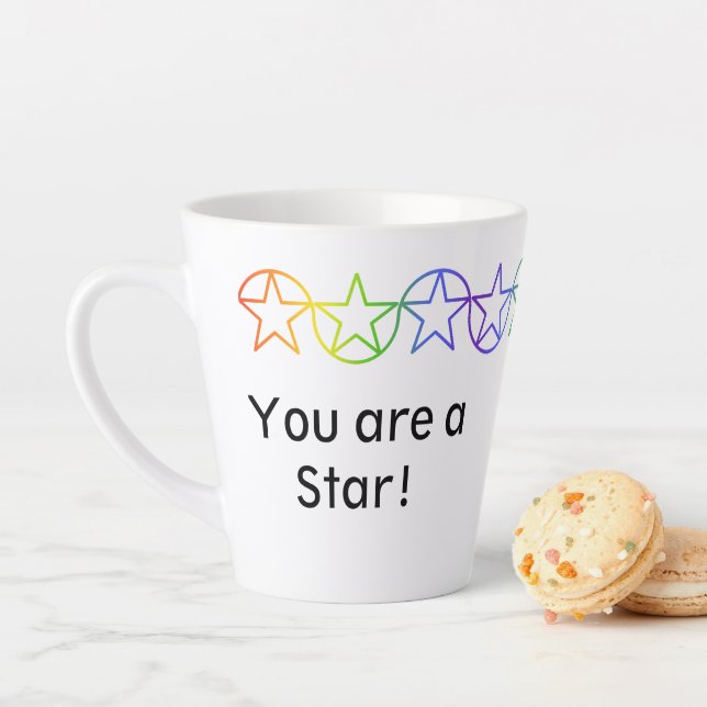 Moderne Rainbow Star Latte Mug personnalisé (En situation)