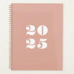 Moderne rose poussiéreux coutume année stylisée ty<br><div class="desc">Minimaliste rose poussiéreux et blanc moderne audacieux numéros de typographie stylisée année personnalisée Planner. Texte blanc personnalisé,  chiffres,  arrière - plan uni rose poussiéreux. Vous pouvez le personnaliser avec vos initiales,  monogramme,  année,  etc ou simplement supprimer le texte,  et laisser la couleur noire unie solide.</div>