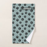 Moderne Sage Vert mignon Empreinte de patte Motif<br><div class="desc">Pourquoi utiliser un chiffon usé pour nettoyer les pattes de votre chien après une promenade boueuse? Il sera tout aussi heureux d'avoir une jolie serviette personnalisée (et personne ne la volera plus jamais pour nettoyer le sol de la cuisine) ! Motif empreinte de patte mignon avec nom à personnaliser. Couleurs...</div>