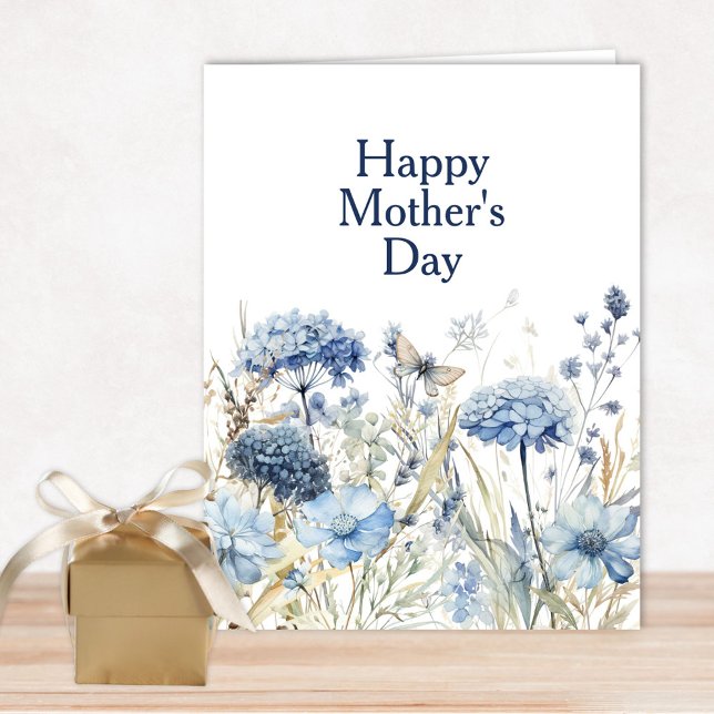 Moderne Stylish Blue Floral Bonne carte de fête de (Elegant Blue Wildflower Happy Mother's Day Card with hydrangeas and butterflies)