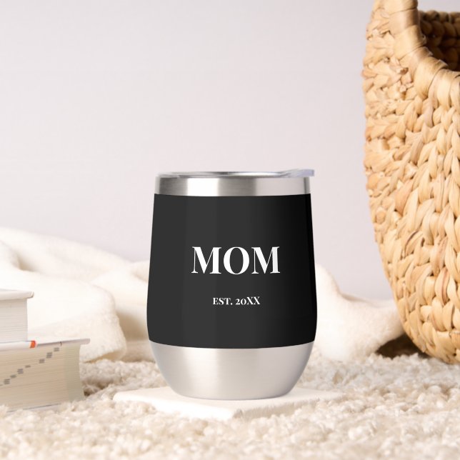 MOM Script établit. Texte gras blanc 20XX Fond noi (Salon)
