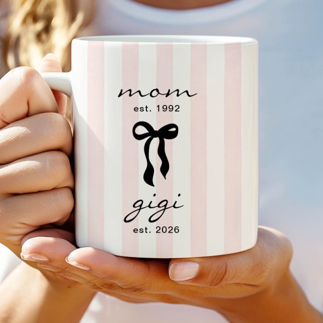Mom to Gigi Est Mug with Bow (Créateur téléchargé)