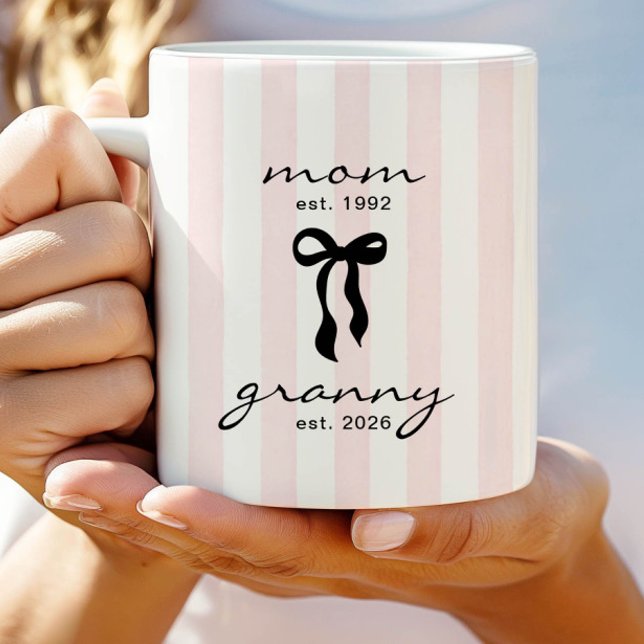 Mom to Granny Est Mug with Bow (Créateur téléchargé)