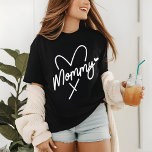 Mommy Simple Moderne Typographie Script Coeur<br><div class="desc">Mommy Simple Moderne Typographie de Script Heart Women's Fashion T-Shirt Top présente le texte "Mommy" dans un script moderne amusant typographie accentué de coeurs mignons. Parfait comme cadeau pour maman pour l'anniversaire,  Noël,  la fête des mères et plus encore. Conçu par Evco Studio www.zazzle.com/store/evcostudio</div>