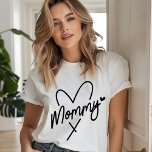 Mommy Simple Moderne Typographie Script Coeur<br><div class="desc">Mommy Simple Moderne Typographie de Script Heart Women's Fashion T-Shirt Top présente le texte "Mommy" dans un script moderne amusant typographie accentué de coeurs mignons. Parfait comme cadeau pour maman pour l'anniversaire,  Noël,  la fête des mères et plus encore. Conçu par Evco Studio www.zazzle.com/store/evcostudio</div>