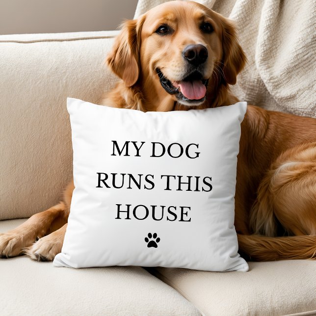Mon chien dirige cette maison Coussin de jet (Créateur téléchargé)