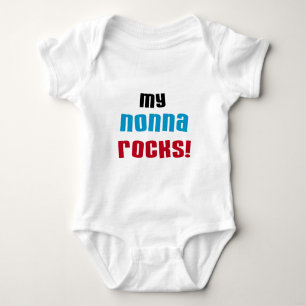 Mon Nonna bascule le T-shirts et les cadeaux
