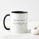 Mon nouveau nom est Mommy Coffee Mug<br><div class="desc">Mon nouveau nom est Mommy coffee mug est une excellente façon de féliciter les nouvelles mamans. Avec un script noir et un design moderne épuré, c'est l'ajout parfait à n'importe quel placard de maman! La tasse a l'air super dans une nouvelle boîte cadeau parent et est sûr de faire un...</div>