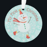 Mon premier Noël Baby Photo Snowman Snowflakes<br><div class="desc">Cet ornement de Noël présente un joli modèle fantaisiste de bonhomme de neige et de flocon de neige avec une fausse parties scintillant d'or. Personnalisez le dos avec le nom,  l'année et la photo. Ce modèle fonctionne le mieux avec les photos au format paysage avec le bébé au centre.</div>