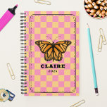 Monarch Papillon Checkerboard<br><div class="desc">Illustration de papillon monarque sur un arrière - plan en damier rose et jaune doré avec cadre noir et modèles de texte pour le nom et l'année.</div>