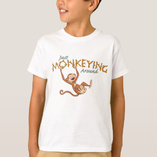 Monkeying juste autour le T-shirt