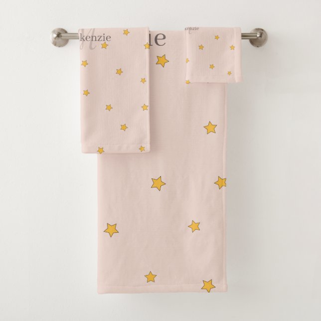 Monogram Blush Pink Lucky Stars Nom personnalisé S (En situation)