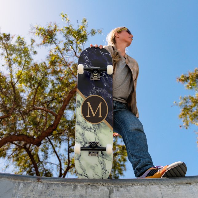 Monogram Skateboard with Black White Marble (Extérieur 1)