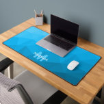 Monogramme à motif de maille géométrique cyan bleu<br><div class="desc">Personnalisez votre monogramme avec votre initiale et votre nom personnalisés. Tapis de bureau unique et cool pour son bureau,  sa chambre,  son travail,  son antre,  sa salle de jeux...  Motif de maille géométrique à dégradé bleu. Design moderne subtil Élégant et cool dégradé de maille géométrique triangulaire.</div>