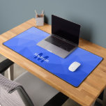 Monogramme à motif géométrique en maille dégradé b<br><div class="desc">Personnalisez votre monogramme avec votre initiale et votre nom personnalisés. Tapis de bureau unique et cool pour son bureau,  sa chambre,  son travail,  son repaire,  sa salle de jeux...  Motif géométrique en maille dégradé bleu. Design moderne subtil Élégant et cool dégradé géométrique en maille triangulaire.</div>