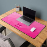 Monogramme à motif maillé géométrique rose chaud<br><div class="desc">Personnalisez votre monogramme avec votre initiale et votre nom. Tapis de bureau unique et cool pour son bureau,  sa chambre,  son travail,  sa salle de jeu...  Motif maillé géométrique à dégradé rose chaud. Design moderne subtil Élégant et cool dégradé géométrique triangulaire en maille.</div>
