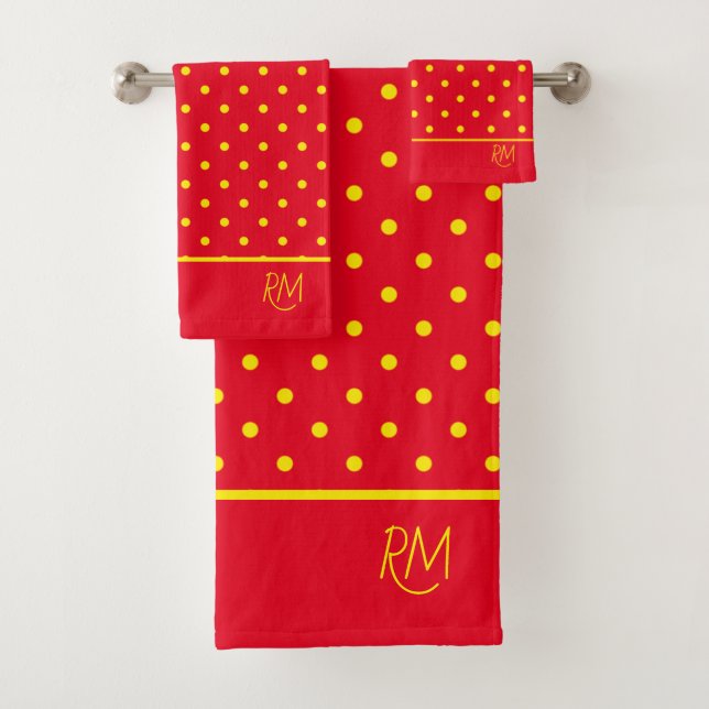 Monogramme à pois jaunes sur fond rouge  (En situation)