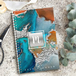 Monogramme agate aquarelle argent turquoise orange<br><div class="desc">Un carré brillant et faux argenté avec une typographie de script monogramme initial recouvre un arrière - plan d'aquarelle blanc, argenté, bleu turquoise et jaune orangé sur ce planificateur annuel chic, élégant, tendance, de nom personnalisé. Personnalisez avec votre initiale. Ce planificateur est disponible en 2 tailles : petites (5, 5...</div>