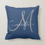 Monogramme blanc gris Marine Oreiller à lancer ble<br><div class="desc">Coussin monogrammé gris et blanc personnalisé avec une police de script sur un arrière - plan bleu marine. Une élégance simple.</div>
