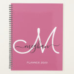 Monogramme blanc rose chaud moderne 2022<br><div class="desc">Écriture moderne, tendance rose et blanc chaud girly personnalisées nom personnalisé et monogrammed planner. Ce design simple et élégant comprend un modèle de prénom en caractères de lettres cursives avec des pointes en gris et un énorme script initial en monogramme écrit à la main en couleur blanche sur rose chaud,...</div>