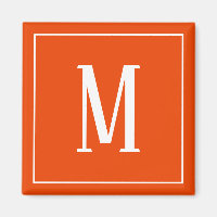 Monogramme blanc sur un aimant Carré orange brilla