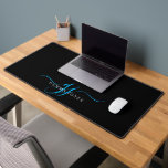 Monogramme bleu minimaliste moderne noir bureau no<br><div class="desc">Un élégant tapis de bureau de style moderne et minimaliste avec un nom sans serif et élégantes initiales en croix bleue sur un tapis de bureau noir. Pour la maison ou le bureau.</div>