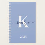 Monogramme bleu moderne<br><div class="desc">Ce simple, élégant bleu clair 5, 5 x 8, 5 soft planner avec votre prénom dans une police de script tendance en bleu marine tapé sur votre première initiale dans une police de casquette moderne en blanc est parfait pour vous. C'est design, tendance et pourtant très classique. Il facilitera la...</div>