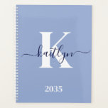 Monogramme bleu moderne<br><div class="desc">Ce simple, élégant bleu clair 8, 5 x 11 soft planner avec votre prénom dans une police de script tendance en bleu marine tapé sur votre première initiale dans une police de casquette moderne en blanc est parfait pour vous. C'est design, tendance et pourtant très classique. Il facilitera la tenue...</div>