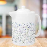 Monogramme bleu violet joli Fleur sauvage floral<br><div class="desc">Voici notre teapot Monogrammed Blue Purple Joli Fleur sauvage Floral Pattern. Avec l'aquarelle illustration de fleur de champ sauvage,  idéal pour les amoureux de la nature et des fleurs sauvages. Ajoutez des vibes de prairie à fleurs élégantes à votre boisson.</div>