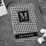 Monogramme classique noir et blanc de pied de chem<br><div class="desc">Séjournez élégamment organisé avec ce monogramme classique de socle noir et blanc. Customisez-le avec vos initiales pour une touche personnelle !</div>