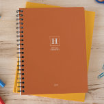 Monogramme classique orange foncé personnel hebdom<br><div class="desc">Un simple planificateur annuel de papeterie personnelle avec un monogramme classique dans une bordure carré. Planificateur annuel (12 mois) avec des aperçus mensuels ouverts et des feuilles de planification hebdomadaires. Contact pour assistance à la personnalisation.</div>