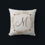 Monogramme Coussin de fleurs séchées rustiques<br><div class="desc">Cette conception comprend une couronne boho rustique d'herbes séchées et de fleurs rouilles autour d'un magnifique script initial sur un arrière - plan de lin faux blanc. Le design est de beaux tans doux,  marron et rouille. Fait un grand cadeau. Créé par Simply Farmhouse Press.</div>