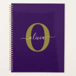 Monogramme customisé Nom du script Purple White Go<br><div class="desc">Ce monogramme élégant et design de nom de script peut être offert en cadeau pour un anniversaire, mariage, douche nuptiale, anniversaire, fête des mères ou toute occasion. Il peut être personnalisé avec l'initiale et le nom de la personne. Vous pouvez modifier la police, la couleur de police, la taille de...</div>