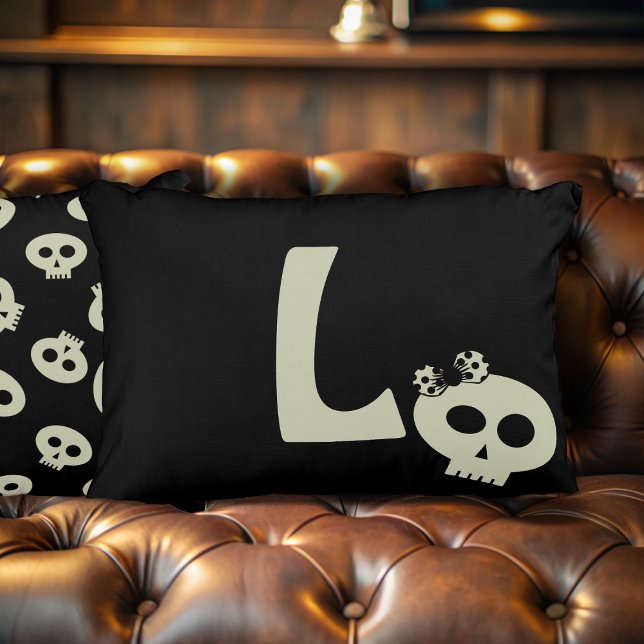 Monogramme de crâne mou Coussin d'Halloween noir (A cute girly skull pillow to add your initial to. Perfect for your Halloween home decor)