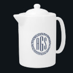 Monogramme de la corde bleue de la marine nautique<br><div class="desc">La théière monogrammée de style nautique comprend votre trois monogramme initial en bleu marine classique mis à l'intérieur d'un badge de cercle de corde nautique. Parfait pour les locations de plage,  les cuisines bleues ou les amateurs de bateaux.</div>