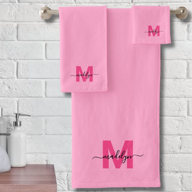 Monogramme de prénom écriture moderne rose féminin (Girly Pink Modern Script Name Monogram Bath Towel Set)