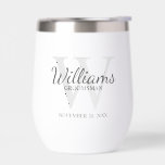 Monogramme de script personnalisé et Groomsmen de<br><div class="desc">Ajoutez une touche personnelle à votre mariage avec un cadeau personnalisé pour les groomsmen. Ce design présente le nom personnalisé du marionnettiste en style de police de script classique gris avec des détails mariages en style de police serif classique gris et monogramme en style de police serif classique gris clair...</div>