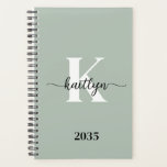 Monogramme de script vert Sage<br><div class="desc">Ce simple et élégant sauge vert 5, 5 x 8, 5 soft planner avec votre prénom dans une police de script tendance en noir et votre première initiale dans une police casquette moderne en blanc est parfait pour vous. C'est design, tendance et pourtant très classique. Il facilitera la tenue des...</div>