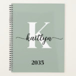 Monogramme de script vert Sage<br><div class="desc">Ce simple et élégant sauge vert 8, 5 x 11 mou planner avec votre prénom dans une police de script tendance en noir et votre première initiale dans une police casquette moderne en blanc est parfait pour vous. C'est design, tendance et pourtant très classique. Il facilitera la tenue des rendez-vous,...</div>