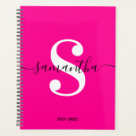 Monogramme de style moderne magenta noir et blanc<br><div class="desc">Un monogramme dans un style tendance noir calligraphie moderne associée à une police moderne élégante blanche. Augmentez ou diminuez la taille de la police selon les besoins pour votre monogramme. Personnalisez la couleur de fond magenta vif ou rose chaud minimaliste uni. Conservez le format de date de l'année scolaire ou...</div>