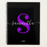 Monogramme de style moderne noir blanc et violet<br><div class="desc">Un monogramme personnalisé dans un style tendance blanc calligraphie moderne associée à une police moderne élégante violet pourpre vif. Augmentez ou diminuez la taille de la police selon les besoins pour votre monogramme. Personnalisez la couleur de fond noir uni minimaliste. Conservez le format de date de l'année scolaire ou modifiez-le...</div>