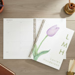 Monogramme de tulipe minimaliste moderne en lavand<br><div class="desc">Présentant notre planificateur moderne et élégant, où la simplicité et la beauté d'une seule tige lavande pâle violet aquarelle tulip prennent la scène. Contre un arrière - plan immaculé, ce design saisit l'essence de l'élégance pure et sobre. Ajoutez un nom et des initiales pour une touche personnelle. Créé par Simply...</div>
