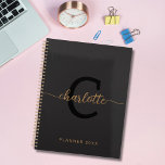 Monogramme d'or noir Nom initial Minimaliste 2024<br><div class="desc">Voici notre Monogramme d'or noir Nom initial Minimaliste 2024 Planner - un mélange harmonieux d'élégance moderne et de design fonctionnel. Conçu pour les amateurs de sophistication, ce planificateur se targue d'une couverture noire épurée ornée d'un monogramme minutieusement lettré à la main, personnalisé avec vos initiales. L'interaction des accents noir et...</div>