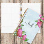 Monogramme Elégant Floral Vintage Pretty Pink Peon<br><div class="desc">Ce design est composé d'une pivoine à rose vintage moderne et élégante,  chic monogrammed,  de fleurs d'aquarelle rose coloré mignon,  classe simple minimaliste jardin,  élégant script calligraphie typographie,  belle feminine romantique,  un bouquet de fleurs d'été de printemps,  laura Lacina,  une organisation calendrier home office school</div>