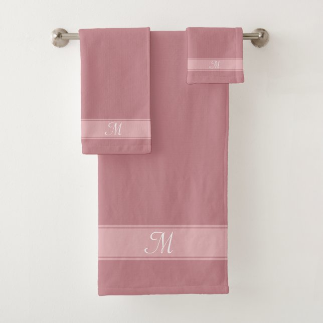 Monogramme élégant sur des nuances de rose poussié (En situation)