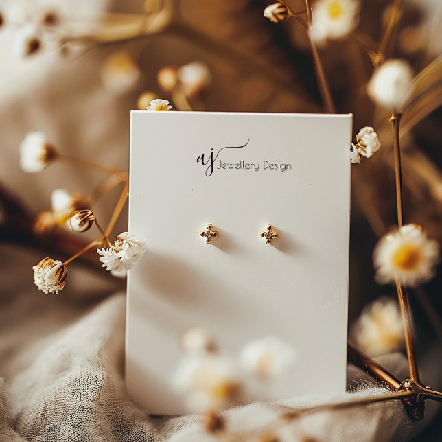 Monogramme et carte d'affichage des résultats sur  (Simple earring display card with monogram and social media details.)