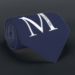Monogramme et Cravate de nom personnalisés bleu ma<br><div class="desc">Monogramme personnalisé et cadeau de nom caractéristiques monogramme personnalisé et nom dans le style de police serif classique. Parfait comme cadeaux de fête des pères pour papa,  cadeaux pour les groomsmen et pour toute occasion spéciale.</div>